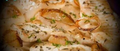 Бротола с креветками, кальмарами и картофелем под сливочно-винным соусом