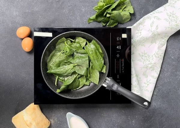 Шпинат промыть, просушить бумажными полотенцами и припустить с небольшим количеством оливкового масла. 