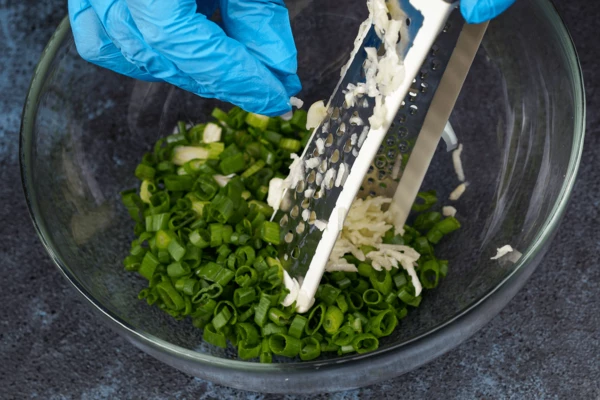 Лук нарезать крошкой, чеснок натереть на терке.