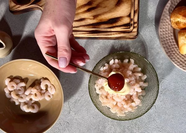 Смешать с майонезом, кетчупом и коньяком. Посолить.