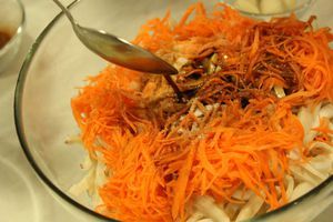 Морковь нарезать соломкой, посолить, оставить на 30 минут, затем отжать сок.