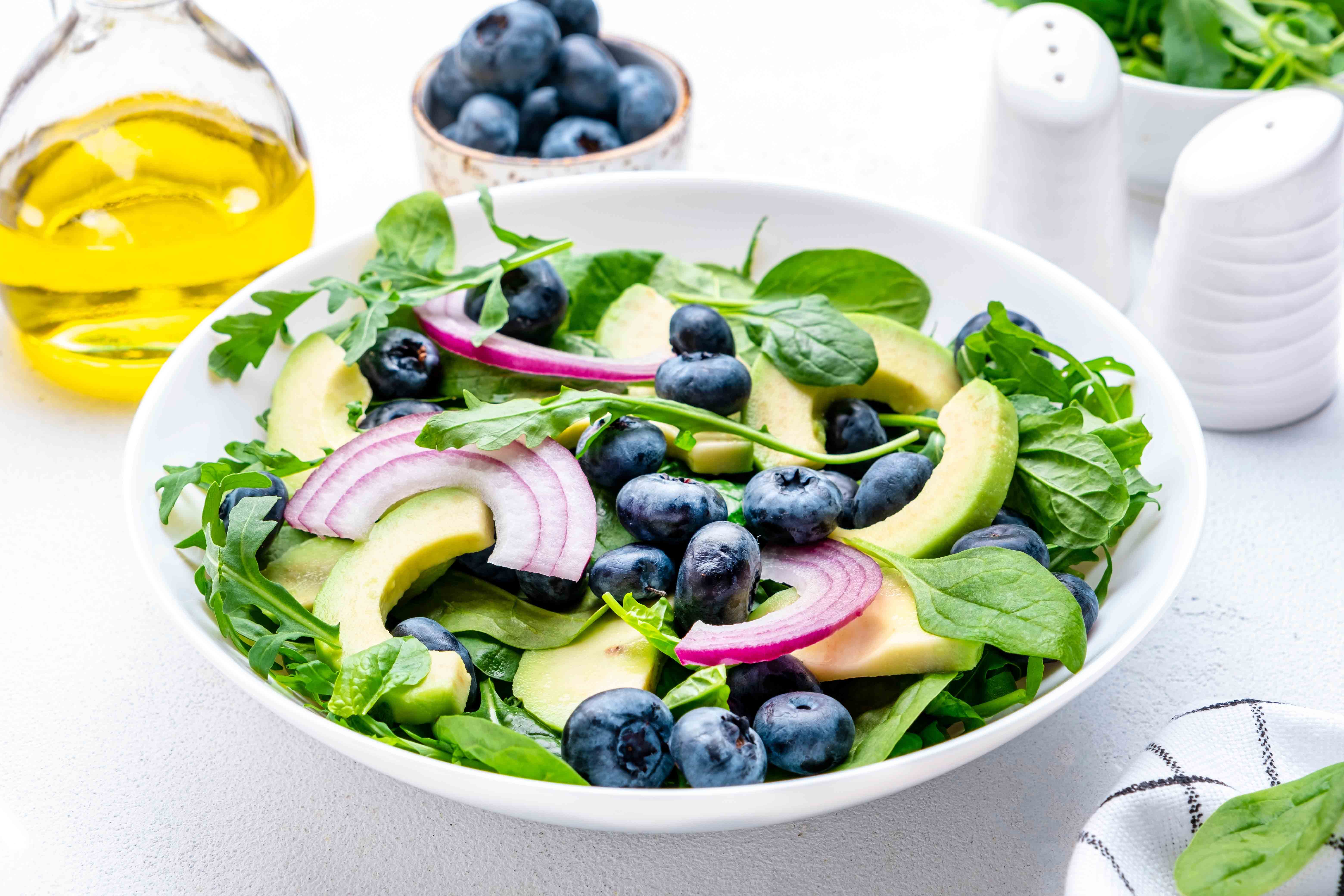 Салат с голубикой, авокадо и грецкими орехами