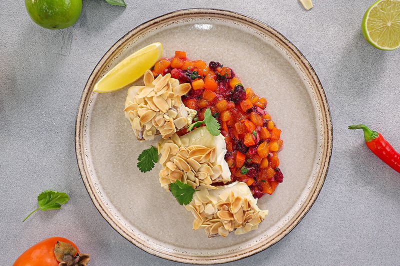 Треска в миндальной панировке с сальсой из хурмы и клюквы