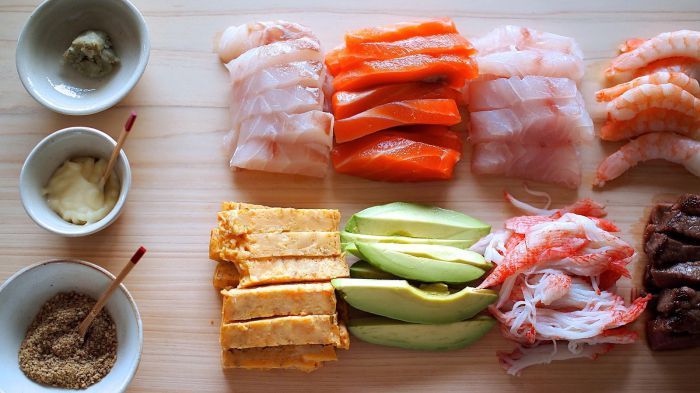 Различные виды суши и роллов