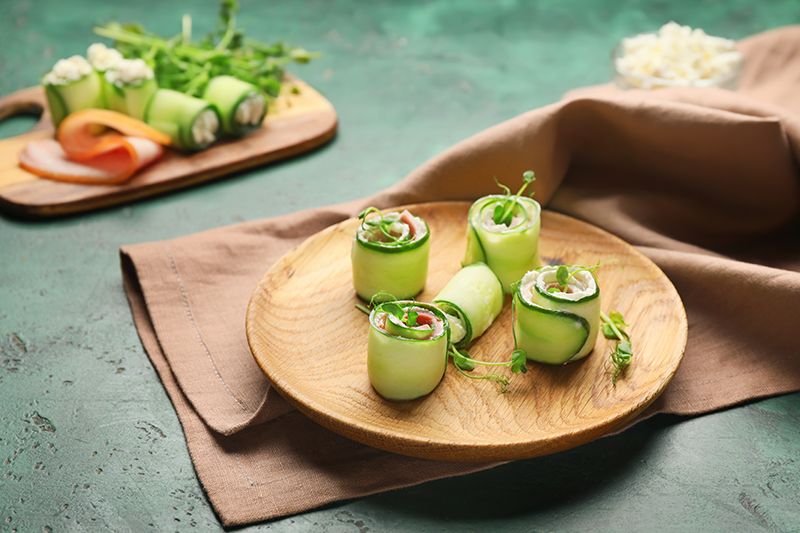 Роллы из огурца с творожным сыром и красной рыбой