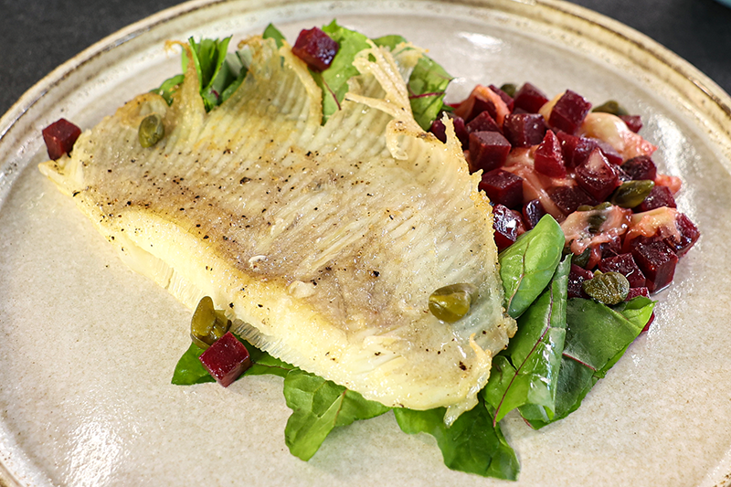 Крылья ската с теплым салатом